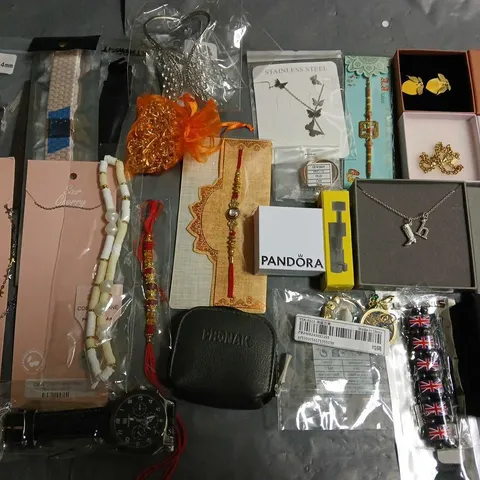 LOT OF ASSORTED JEWELLERY AND WATCH ITEMS TO INCLUDE EARRINGS, NECKLACES AND BRACELETS