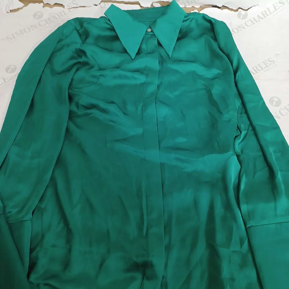 MINT VELVET GREEN STATEMENT SATIN SHIRT IN GREEN - MEDIUM