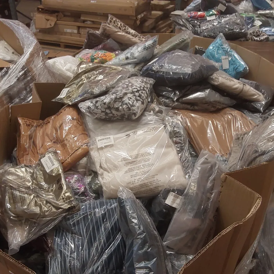 PALLET CONTAINING APPROXIMATELY 700X BRAND NEW ASSORTED DESIGNER CLOTHING ITEMS INCLUDING: JD WILLIAMS JEANS, SKIRTS, TOPS ECT