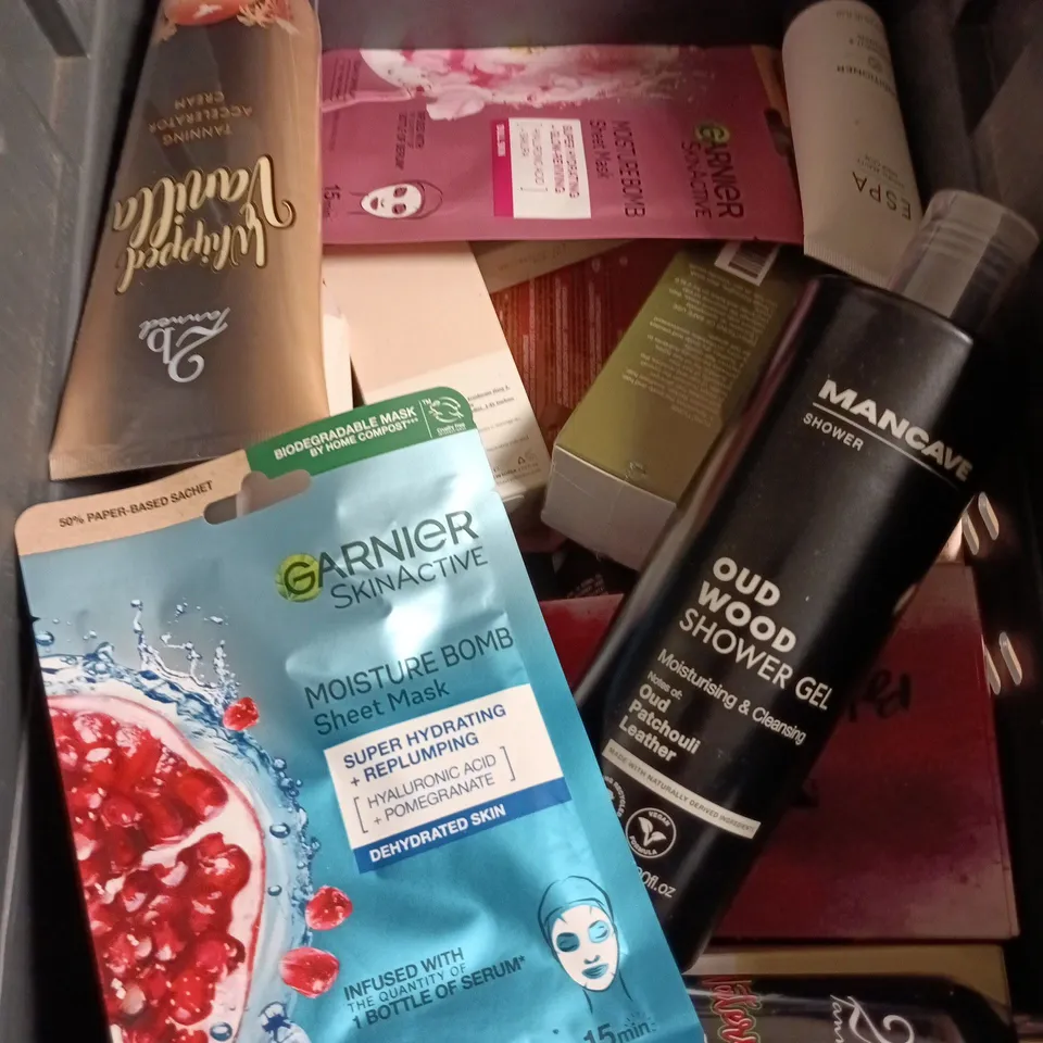 APPROXIMATEY 20 ASSORTED HEALTH AND BEAUTY PRODUCTS TO INCLUDE - DOVE MEN +CARE FACE WASH - CERAVE MOISURISING LOTION AND MANCAVE SHOWER GEL