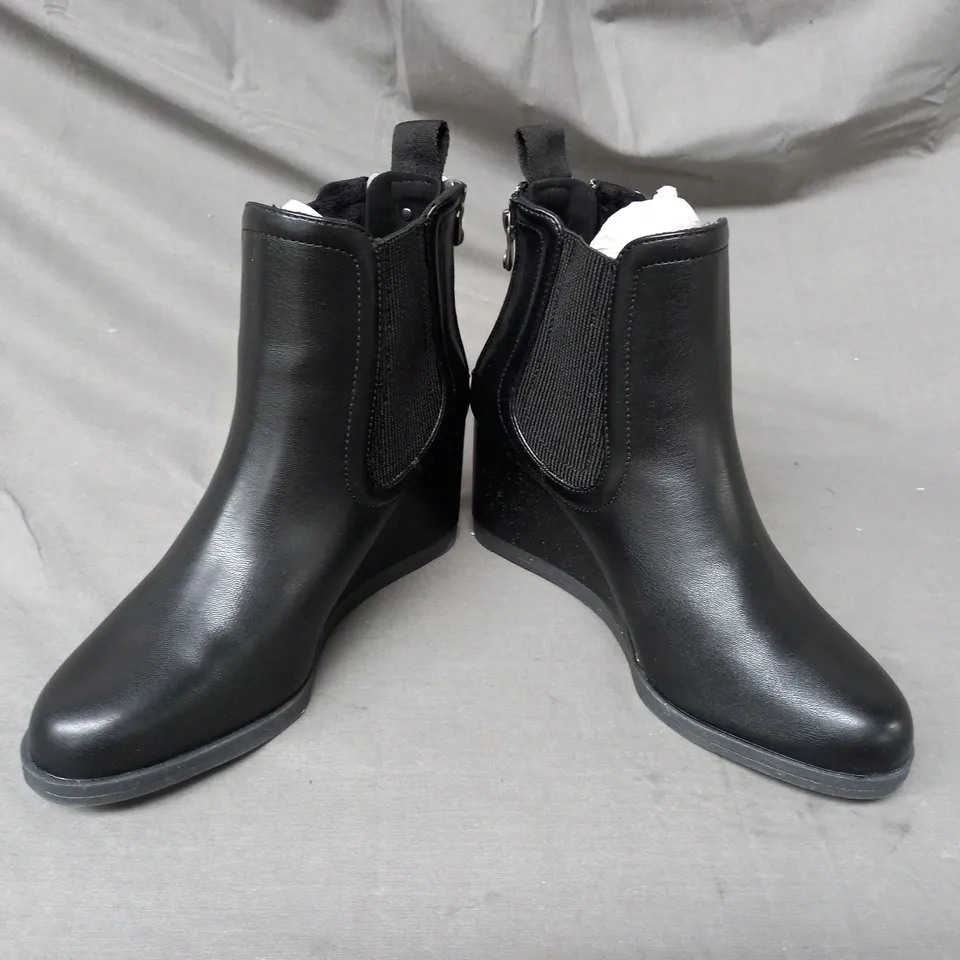 BOXED PAIR OF BLOWFISH MALIBU WEDGE ANKLE BOOTS IN BLACK SIZE 5