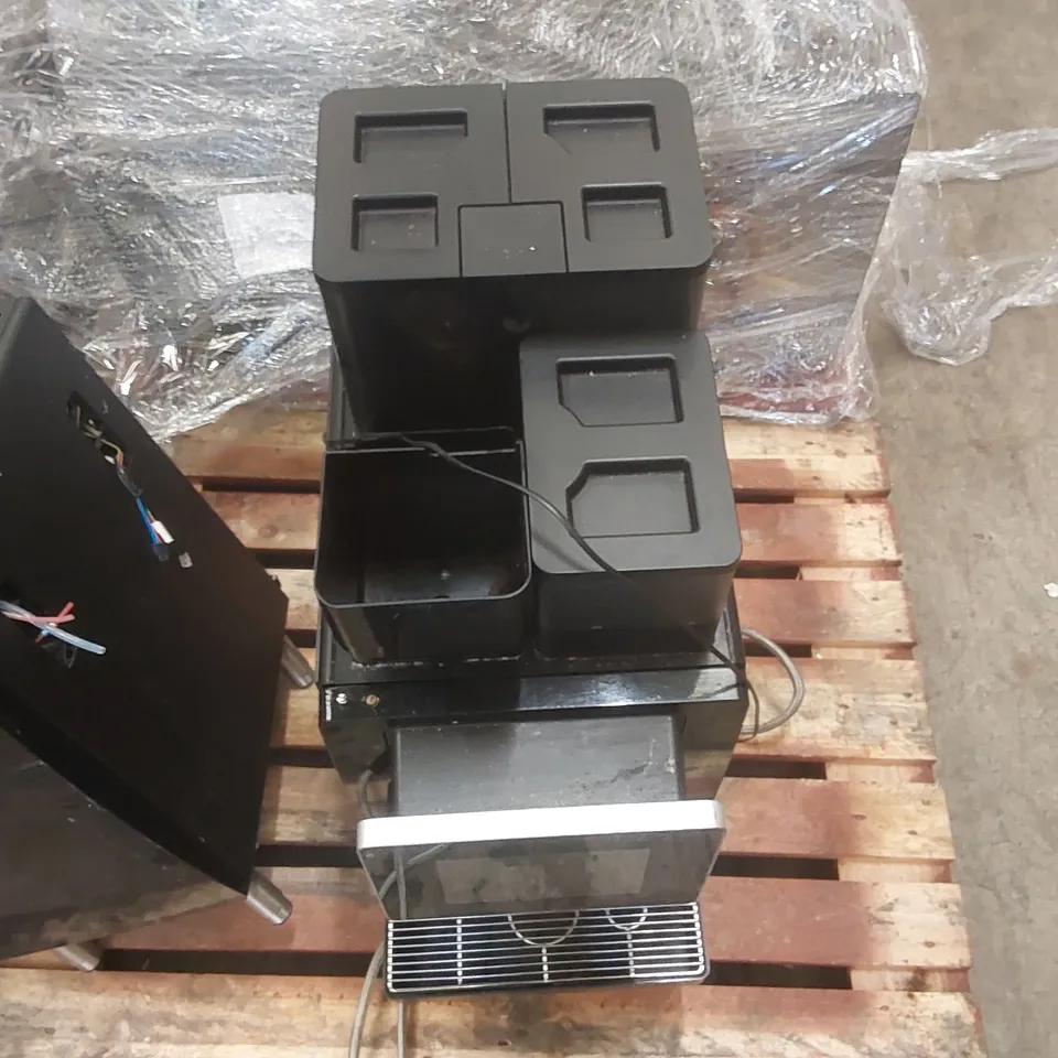 FRANKE A600 COMMERCIAL COFFEE MACHINE WITH MILK CHILLER (2 ITEMS)