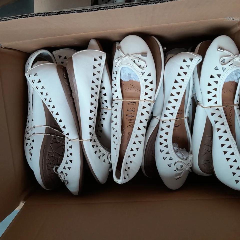APPROXIMATELY 10 PAIRS OF LADIES SOLE SENSATION CUT OUT DETAIL PUMPS WHITE SIZE 7