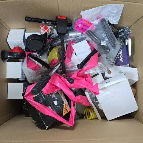 LARGE BOX OF ASSORTED CAR ITEMS TO INCLUDE - TOOLS - STRUTS - CAR HORNS / COLLECTION ONLY 