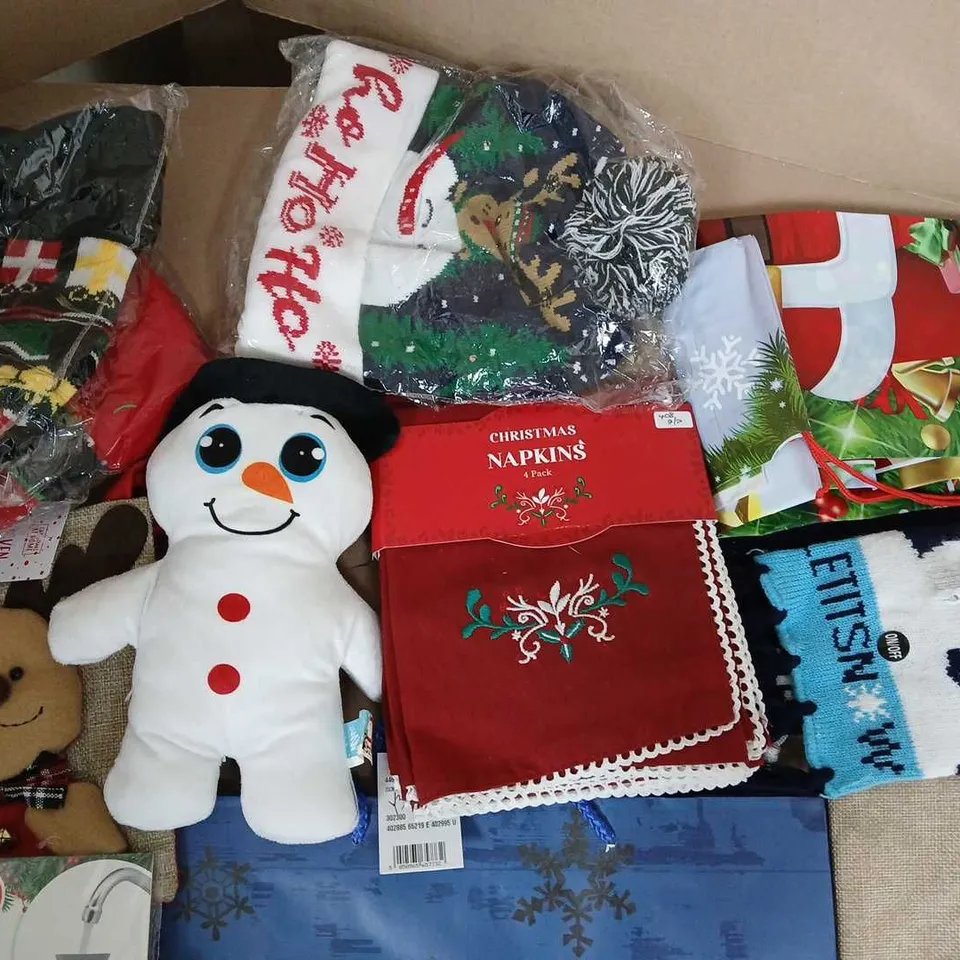 LOT OF 14 ASSORTED SEASONAL ITEMS TO INCLUDE HOT WATER BOTTLES, PLUSHIE, NAPKINS AND GIFT BAGS