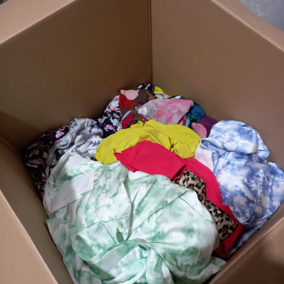 BOX OF APPROXIMATELY 30 ASSORTED CLOTHING ITEMS TO INCLUDE TOPS, DRESSES, JUMPERS ETC