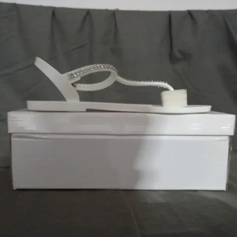 APPROXIMATELY 9 BOXED PAIRS OF HOT LIPS WHITE FLAT SANDALS IN VARIOUS SIZES TO INCLUDE SIZE 5  