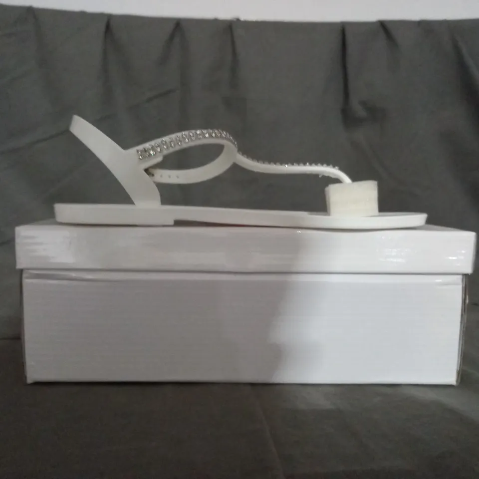 APPROXIMATELY 9 BOXED PAIRS OF HOT LIPS WHITE FLAT SANDALS IN VARIOUS SIZES TO INCLUDE SIZE 5  