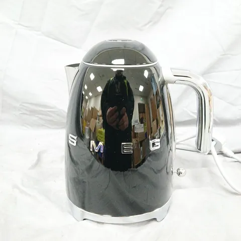 SMEG ELECTRIC KETTLE – CHROME FINISH