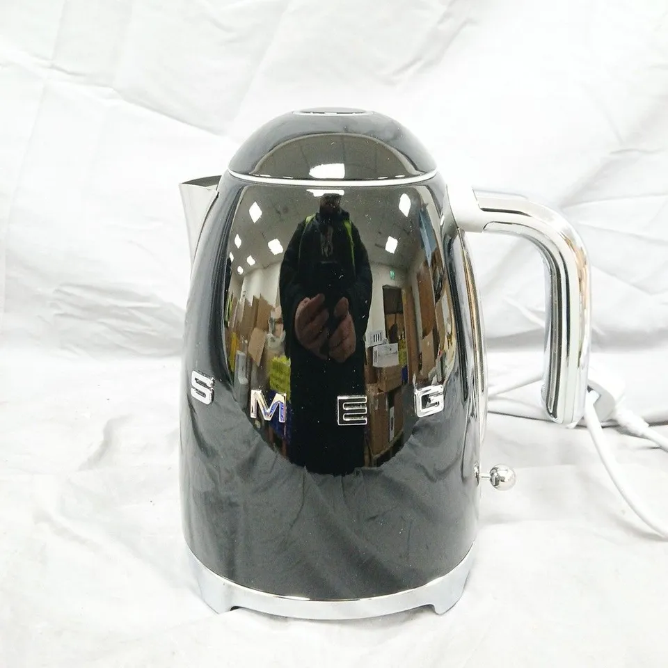SMEG ELECTRIC KETTLE – CHROME FINISH