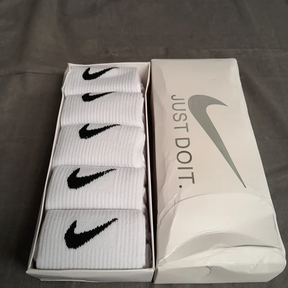 BOXED WHITE NIKE SOCKS