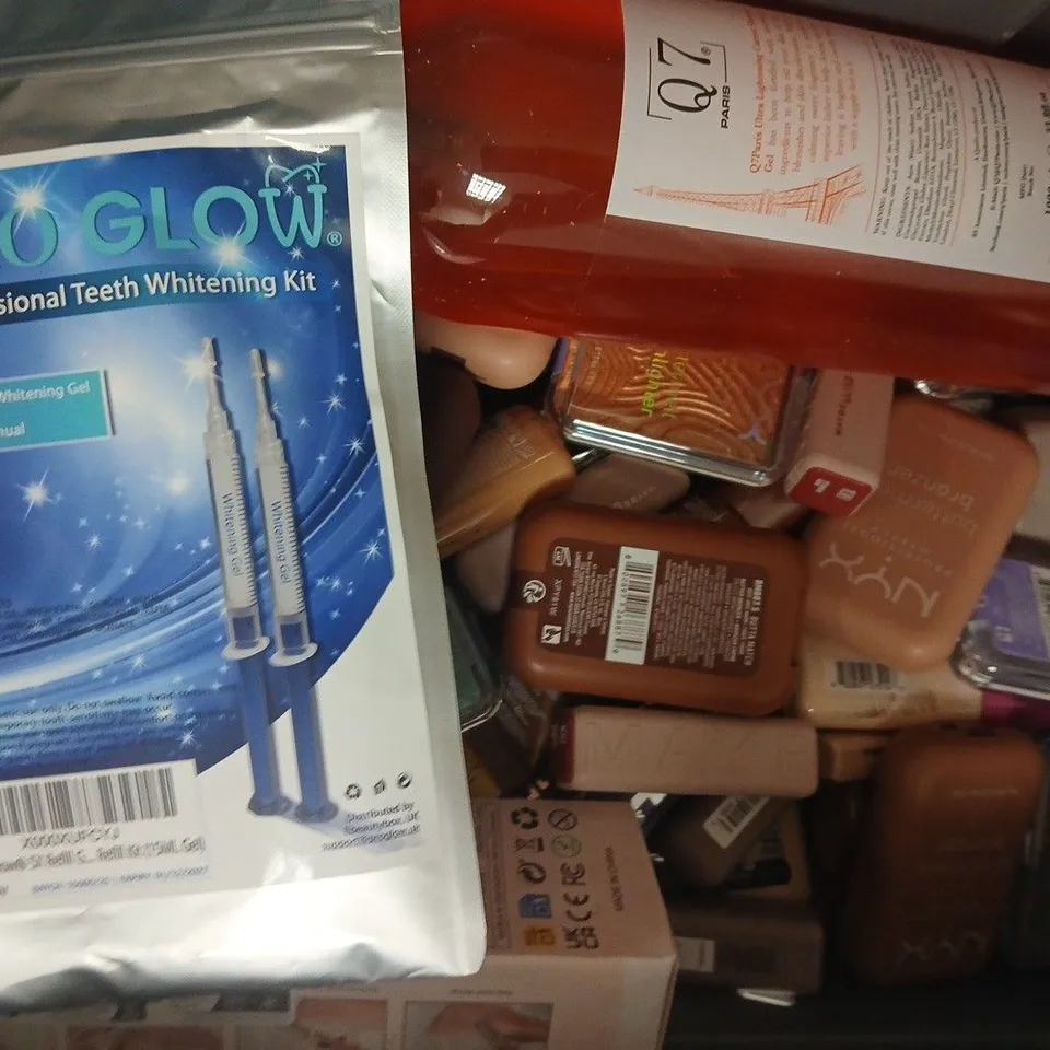 APPROXIMATELY 20 ASSORTED COSMETIC ITEMS INCLUDING VARIOUS MAKES AND BRANDS - COLLECTION ONLY