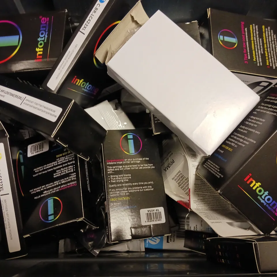 BOX OF APPROXIMATELY 12 ASSORTED ITEMS TO INCLUDE - HP DESIGNJET 72 , INK JUNGLE 305 BLACK & COLOUR , HP INSTANT INK 67/305 ETC