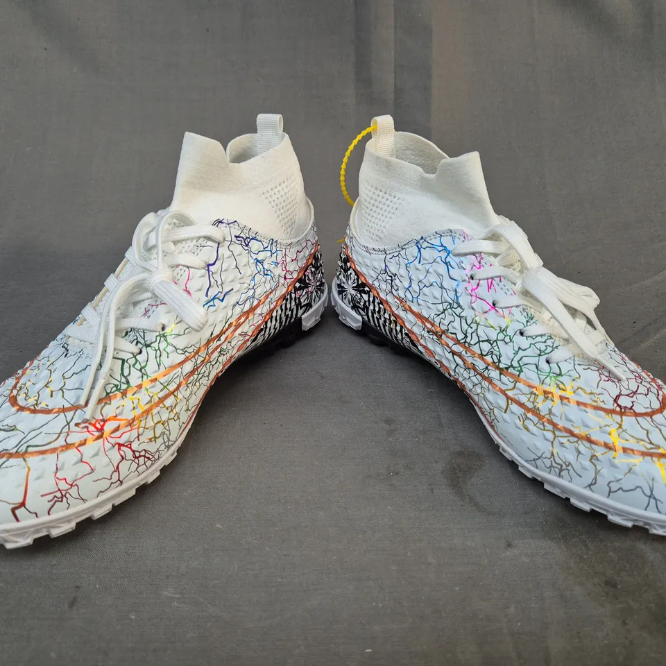 BOXED PAIR OF UNBRANDED SHOES IN WHITE/MULTICOLOUR EU SIZE 39