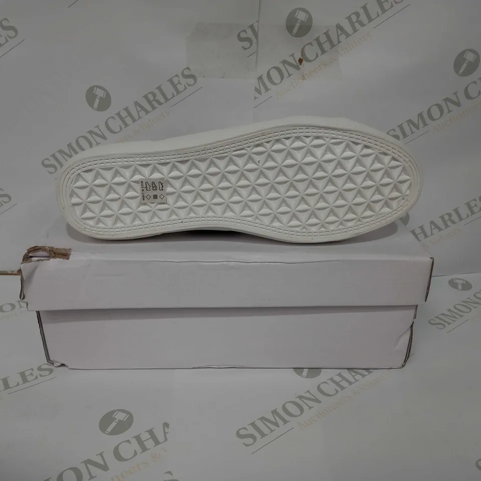 FARAH DALLAS VULC IN WHITE & NAVY - UK 9 