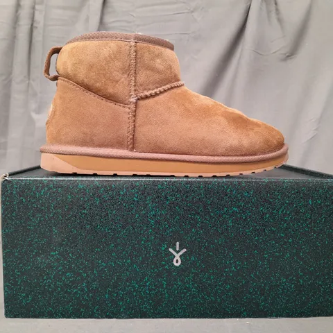 BOXED PAIR OF EMU AUSTRALIA WATERPROOF BOOTS IN CAMEL UK SIZE 5