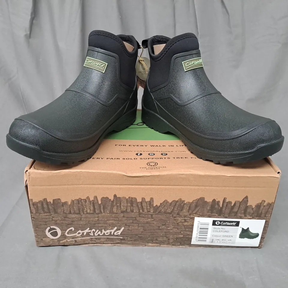 BOXED PAIR OF COTSWOLD WELLINGTON BOOTS IN GREEN UK SIZE 9
