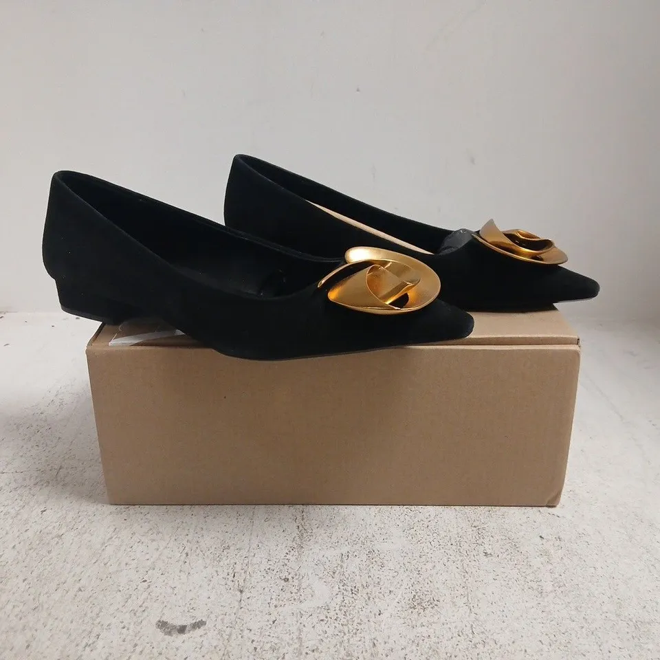 BOXED PAIR OF ZARA LOW BLOCK HEEL POINTED TOE SHOES IN BLACK W. GOLD EFFECT DETAIL SIZE EU 39