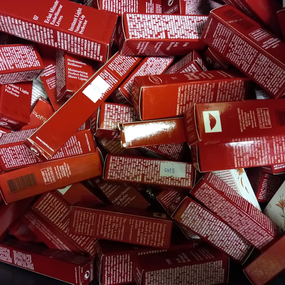 LOT OF APPROXIMATELY 80 CLARINS LIP MAKE-UP ITEMS