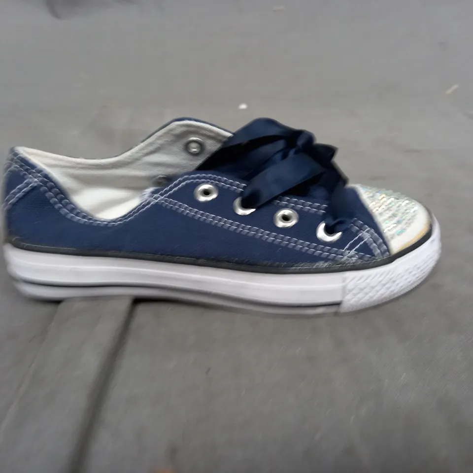 A BOX OF INDIVIDUALLY BOXED SHOES. APPROXIMATELY 15. NAVY BLUE AND WHITE, VARIOUS SIZES 