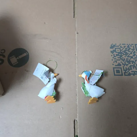 BOX OF ASSORTED GISELA GRAHAM SMALL SWAN DECORATIONS 