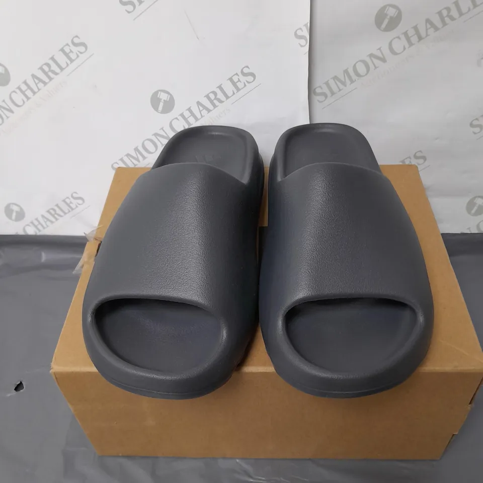 ADIDAS MENS GREY SLIDERS SIZE 9