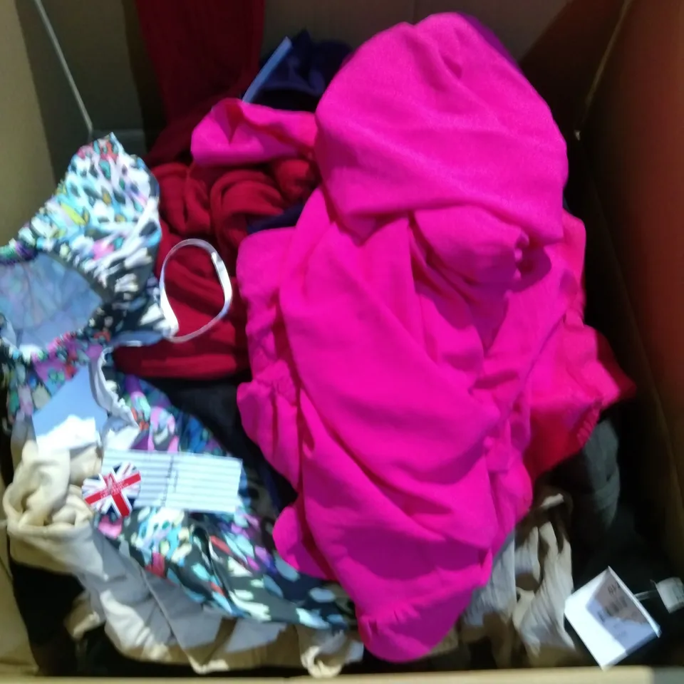 LARGE QUANTITY OF ASSORTED CLOTHING AND ACCESSORIED