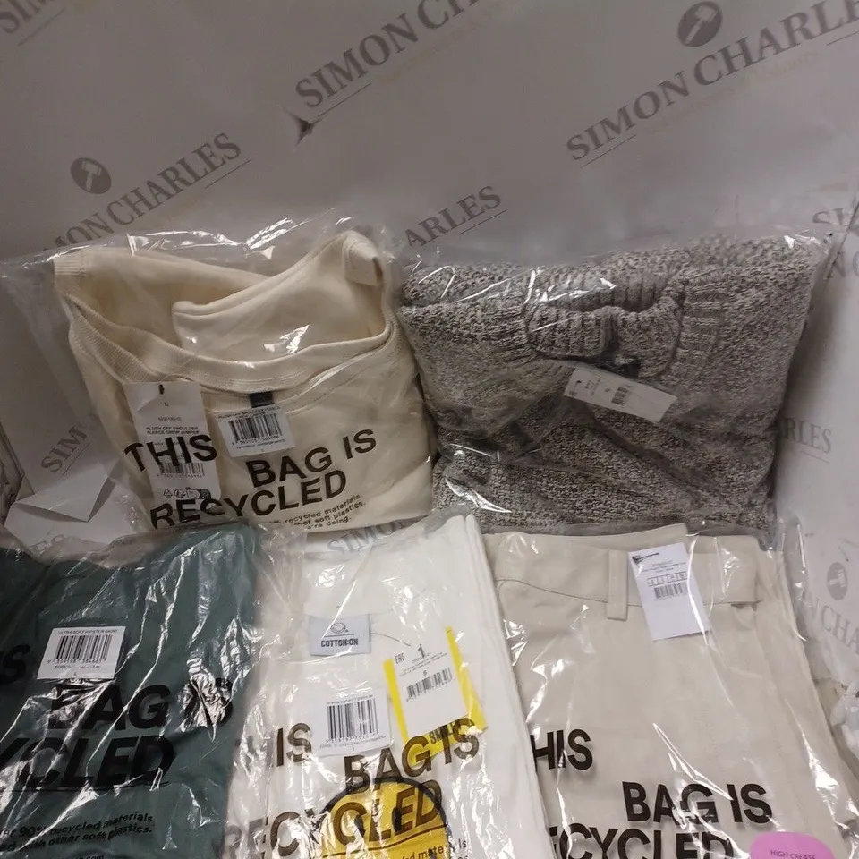 BOX OF APPROXIMATELY 15 ASSORTED CLOTHING PRODUCTS IN VARIOUS BRANDS & SIZES TO INCLUDE JUMPERS, TROUSERS, T-SHIRTS ETC
