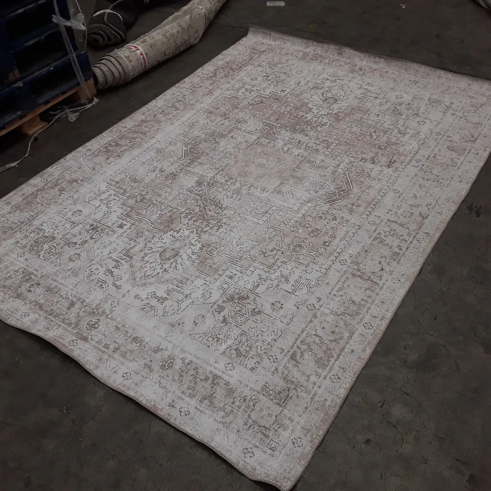 QUALITY DESIGNER AREA RUG APPROXIMATELY 195×290CM