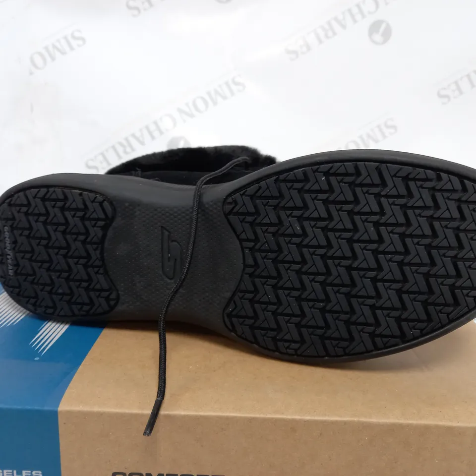 BOXED PAIR OF SKECHERS GO WALK SHOES IN BLACK SIZE 7