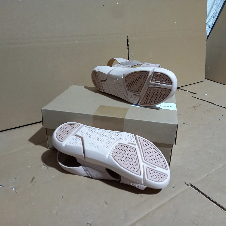 CLARKS TRI CHLOE PIN K SANDALS SIZE 6