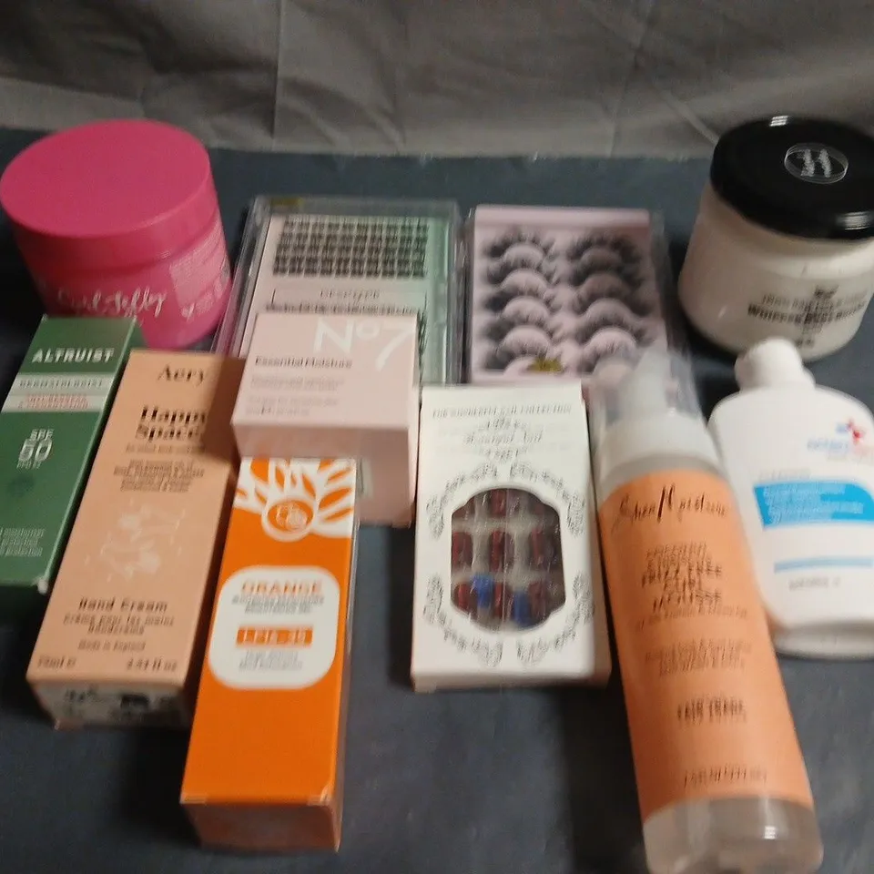 APPROXIMATELY 15 ASSORTED HEALTH & BEAUTY PRODUCTS TO INCLUDE FAKE LASHES, FALSE NAILS AND WASH LOTION