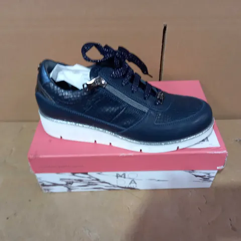 BOXED PAIR OF MODA IN PELLE NAVY SHOES - SIZE 40