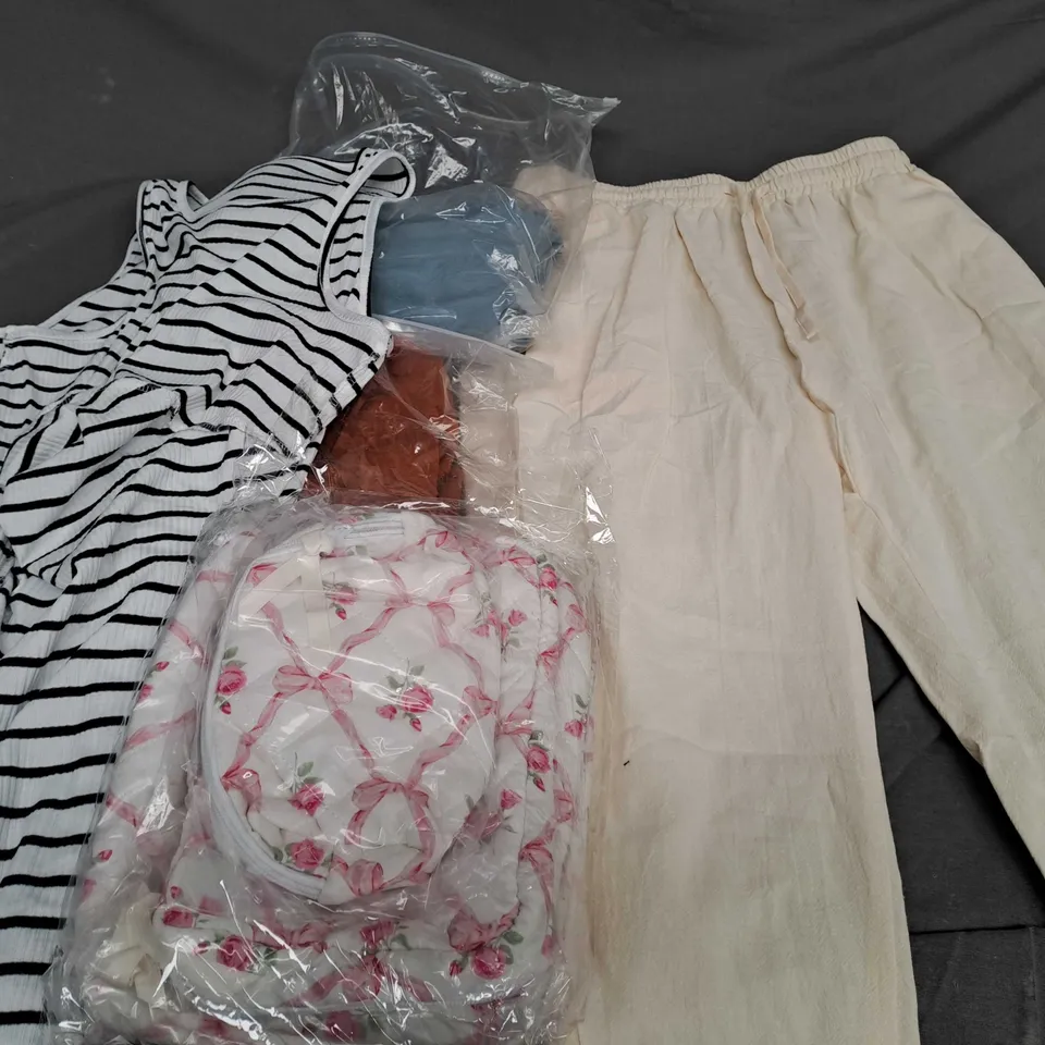 APPROXIMATELY 25 ASSORTED CLOTHING ITEMS IN VARIOUS SIZES TO INCLUDE TROUSERS, BAGS, TOPS, ETC