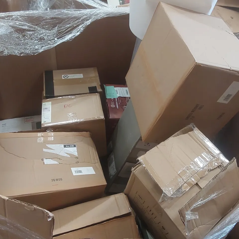 PALLET TO CONTAIN A VERY LARGE QUANTITY OF DESIGNER INDOOR LIGHTING PRODUCTS TO INCLUDE: CEILING LIGHTS, DESK LAMP, DRUM SHADE ECT