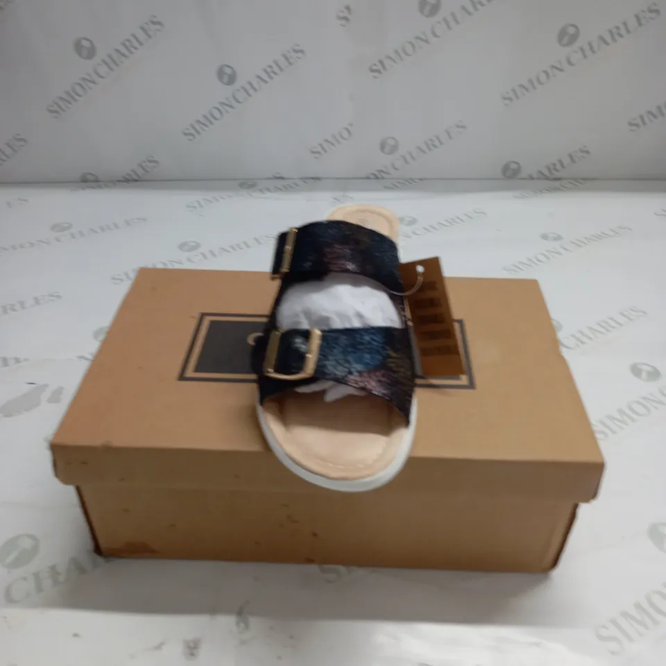 BOXED PAIR OF CUSHION WALK BLACK STRAPPED SANDALS - SIZE 4