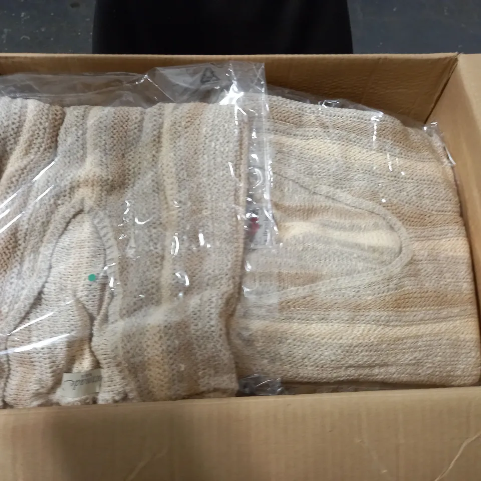 LOT OF 17 BAGGED AS NEW KNITTED V-NECK JUMPERS IN NATURAL STRIPE - SIZE UNSPECIFED