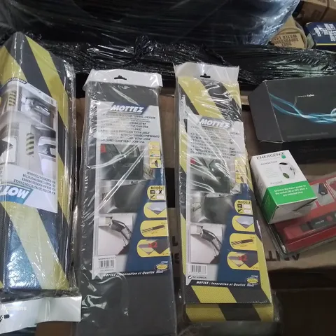 PALLET OF VARIOUS ELECTRICAL AND PLUMBING PARTS AND FITTINGS TO INCLUDE: WORK LIGHTS STICKY WALL GUARDS ETC.