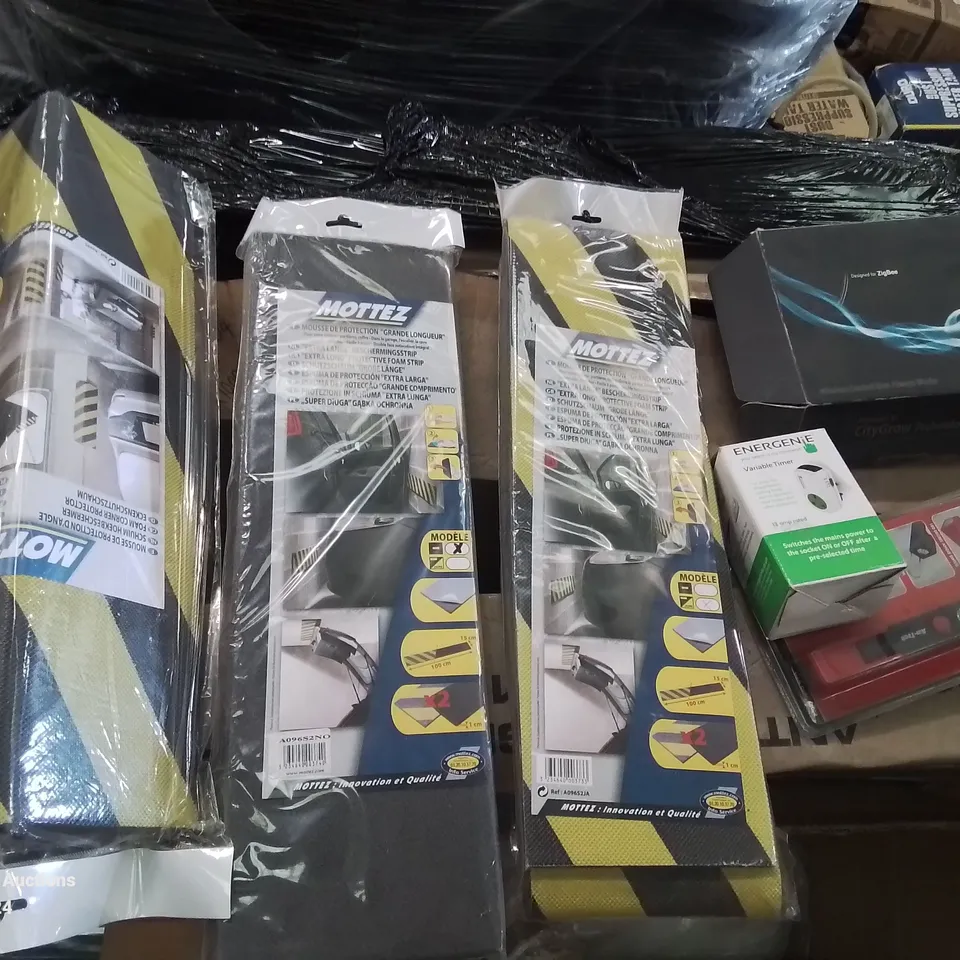 PALLET OF VARIOUS ELECTRICAL AND PLUMBING PARTS AND FITTINGS TO INCLUDE: WORK LIGHTS STICKY WALL GUARDS ETC.