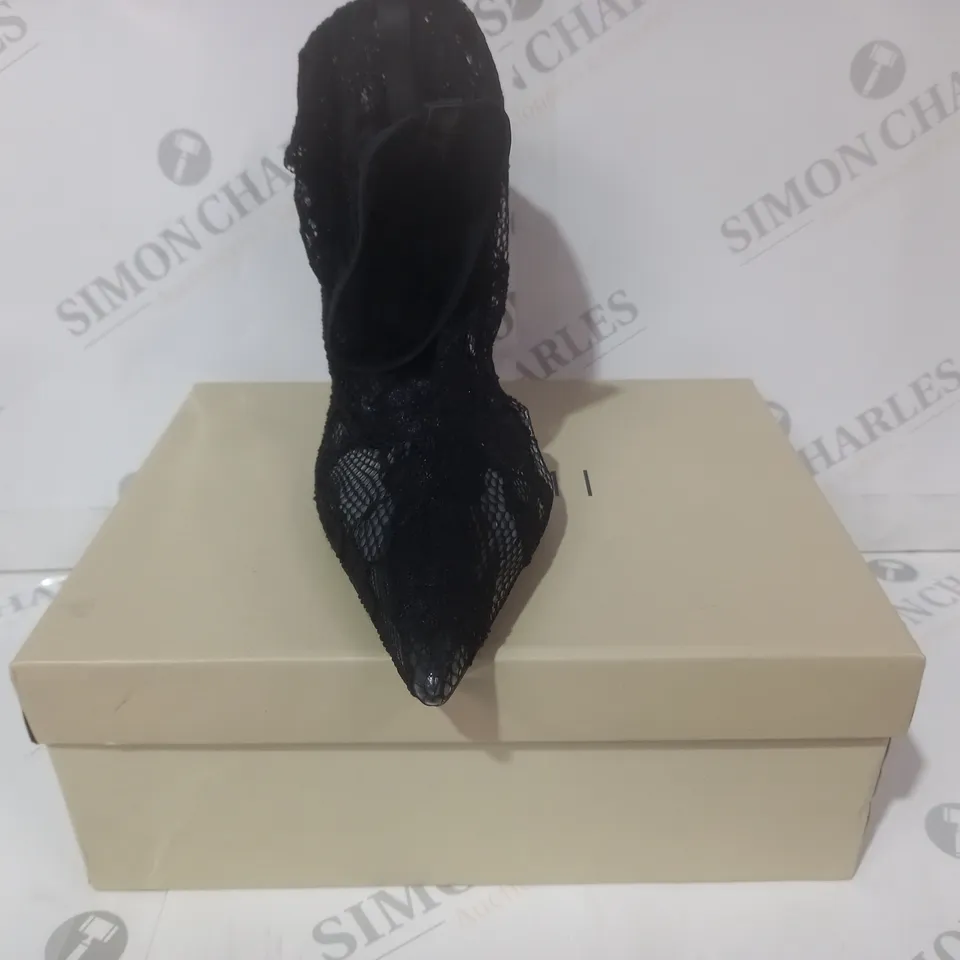 BOXED PAIR OF SIMMI LONDON PIXIE LACE POINTED TOE STILETTO HEELED SHOES IN BLACK UK SIZE 6