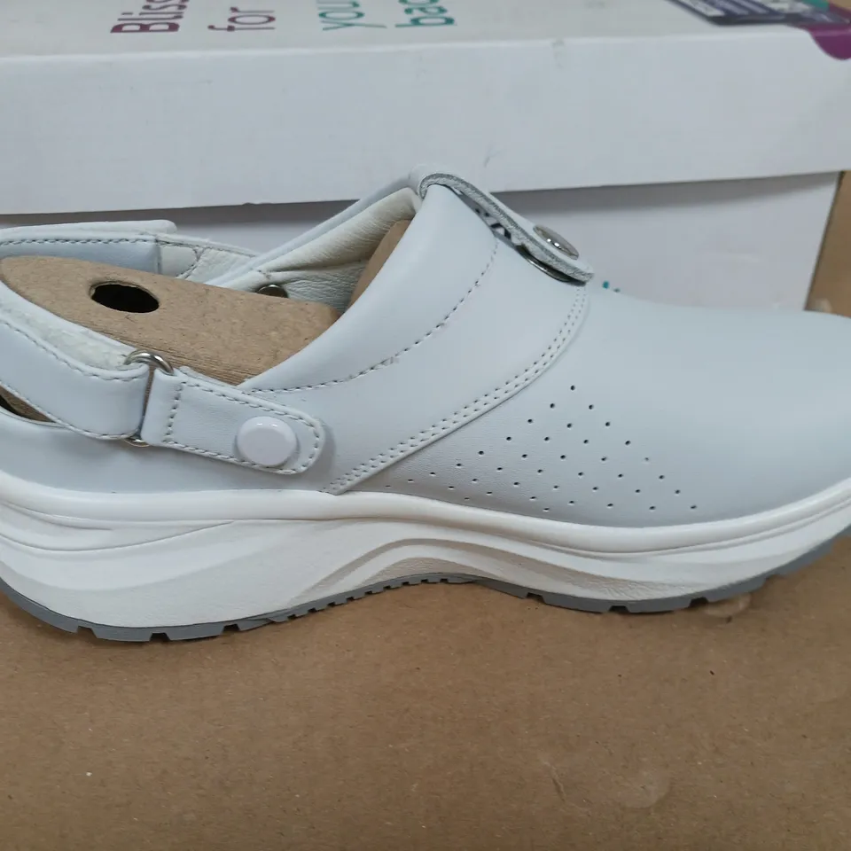 BOXED PAIR OF JOYA IQ ESD TRAINERS IN WHITE - UK 4