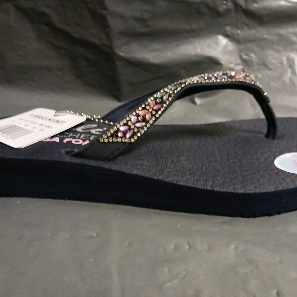 BOXED PAIR OF CALI BY SKECHERS TOE-POST FLIP FLOPS IN NAVY W. JEWEL EFFECT SIZE UK 3