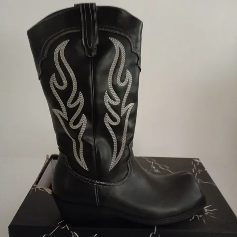BOXED PAIR OF KOI CRYPTEK MEN'S SNUB NOSE TALL COWBOY BOOTS β BLACK VINTAGE, UK 12