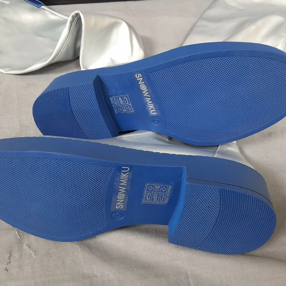 BOXED KOI THE SNOW MIKU LONG BOOTS IN SILVER - UK 6