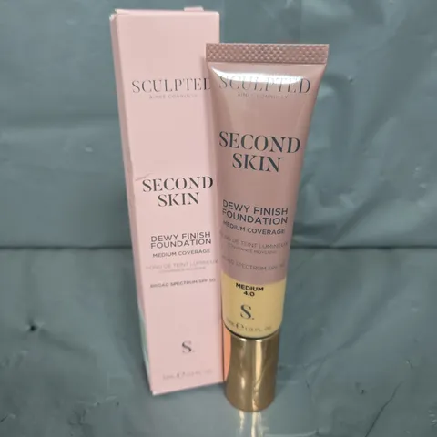 BOXED SCULPTED AIMEE CONNOLLY SECOND SKIN DEW FINISH FOUNDATION IN MEDIUM 4.0 (32ML)