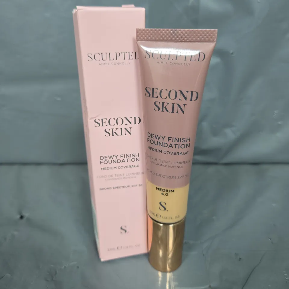 BOXED SCULPTED AIMEE CONNOLLY SECOND SKIN DEW FINISH FOUNDATION IN MEDIUM 4.0 (32ML)