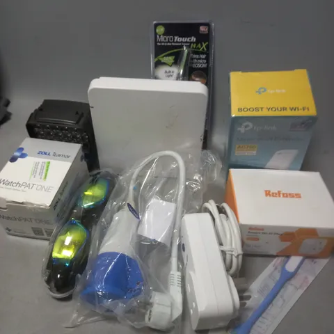 APPROXIMATELY 10 ASSORTED ITEMS TO INCLUDE TP-LINK MESH WI-FI EXTENDER RE220, SMART WI-FI PLUG MINI, WI-FI ROUTER, SWIMMING GOGGLES, HAIR TRIMMER