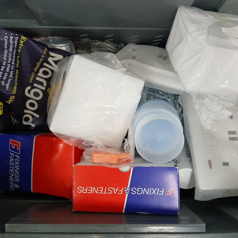 APPROXIMATELY 8 ASSORTED HOUSEHOLD ITEMS TO INCLUDE KITCHEN GLOVES, MULTI-PURPOSE SCREWS, WALL SOCKET, ETC