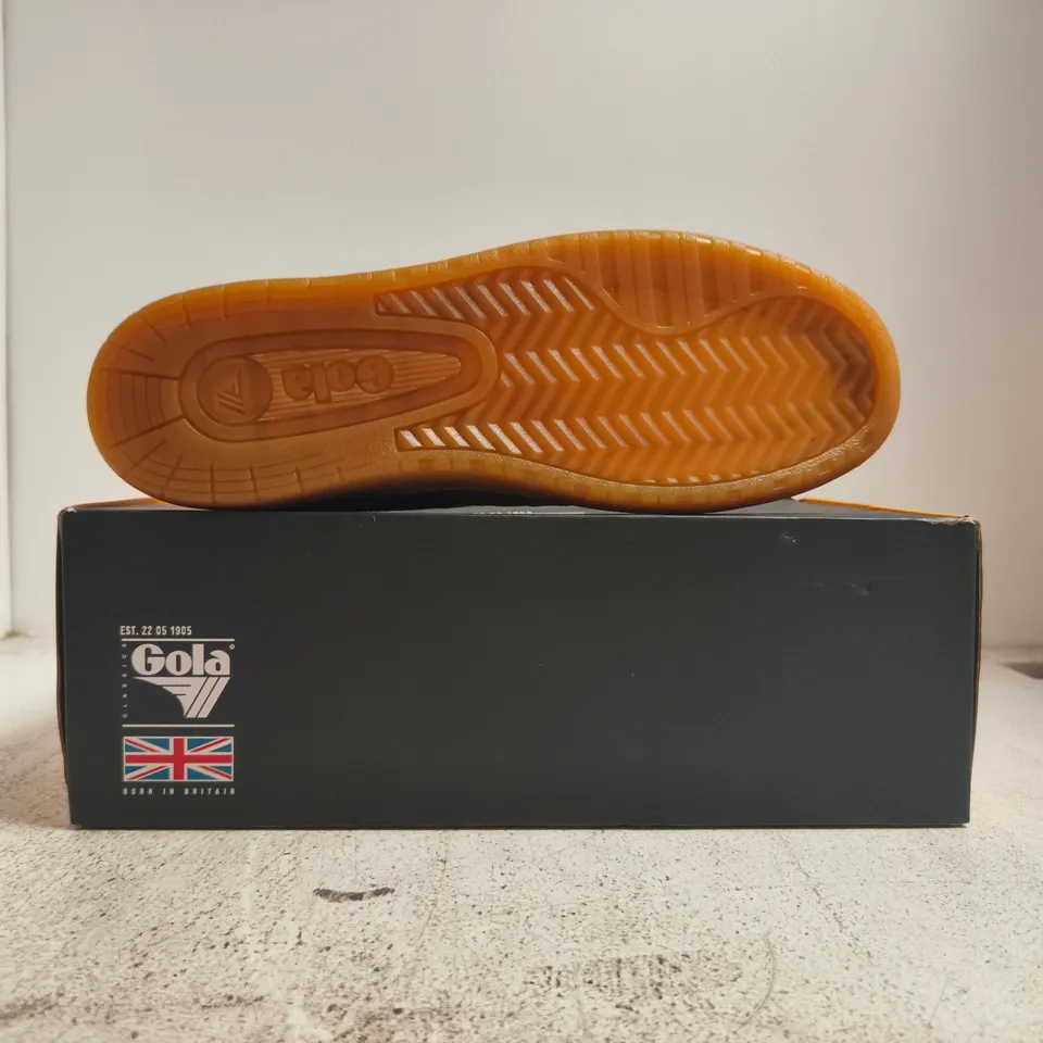 BOXED PAIR OF GOLA MEN'S HAWK SUEDE '86 TRAINERS IN TOBACCO/GUM SIZE UK 10