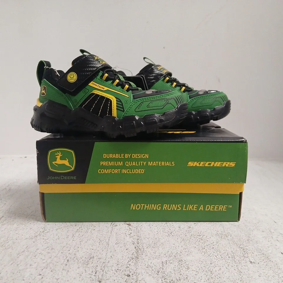 BOXED PAIR OF SKECHERS JOHN DEERE KID'S LIGHT UP TRAINERS IN GREEN/BLACK SIZE UK 10